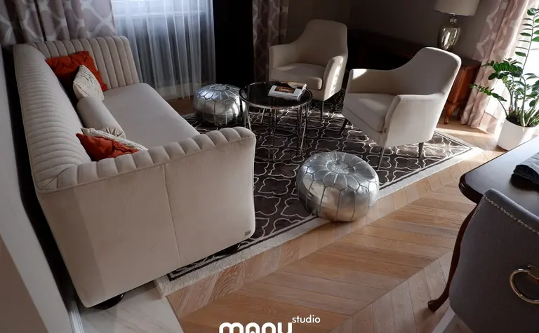 Salon w tradycyjnym stylu z jasnymi meblami i dekoracjami.