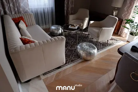 Salon w tradycyjnym stylu z jasnymi meblami i dekoracjami.