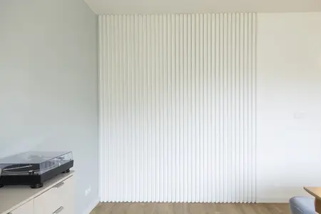 Wnętrze z białymi elementami ściennymi, skandynawski, tradycyjny, współczesny styl.