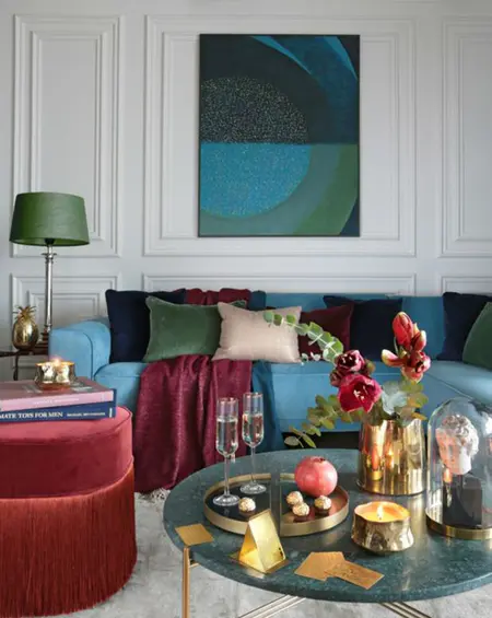 Stylowe wnętrze salonu w minimaluxe i quiet luxury z niebieską sofą.