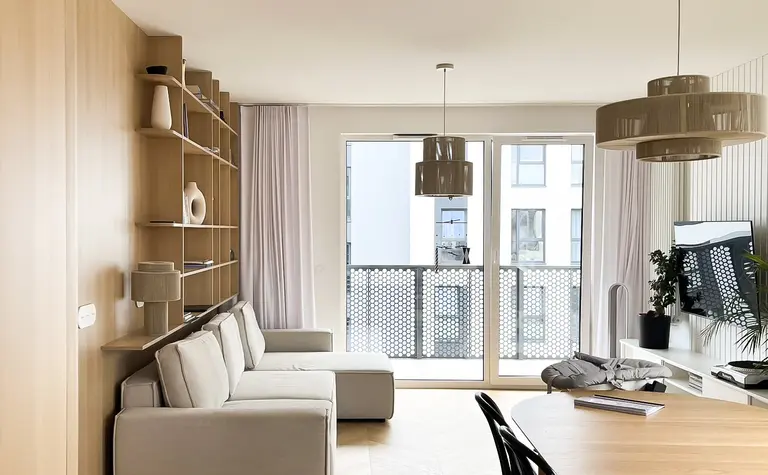 Wnętrze salonu w stylu minimalistycznym i soft minimalizm z jasnymi meblami.