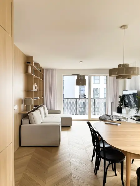 Wnętrze salonu w stylu minimalistycznym i soft minimalizm z jasnymi meblami.