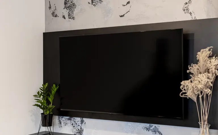 Nowoczesny salon z czarną szafką i dekoracją w stylu glamour, minimalistycznym i współczesnym.