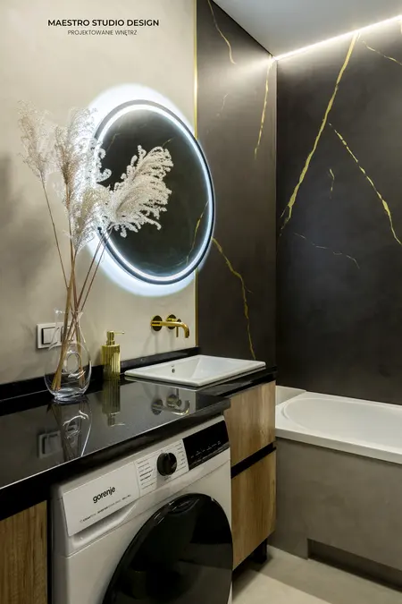 Nowoczesna łazienka z minimalistycznym designem, złotymi detalami i eleganckim oświetleniem