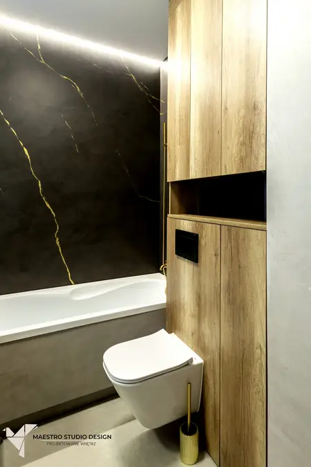 Nowoczesna łazienka z drewnianymi meblami i złotymi akcentami, minimalistyczny design.
