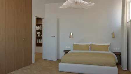 Sypialnia w stylu minimalistycznym z beżowymi elementami i drewnianą szafą, vintage.