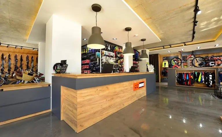 Wnętrze sklepu sportowego z rowerami i akcesoriami, nowoczesny design.