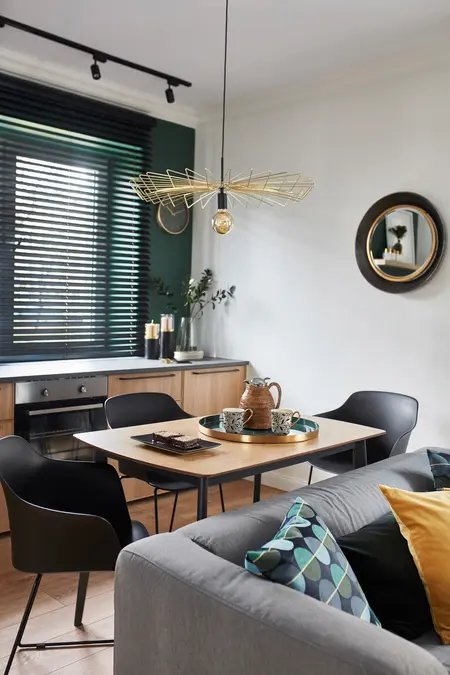 Wnętrze jadalni z minimalistycznym designem, nowoczesnymi meblami i współczesnymi akcentami.