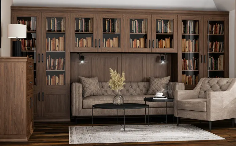 Wnętrze salonu z brązową sofą, biblioteczką i nowoczesnymi akcentami.