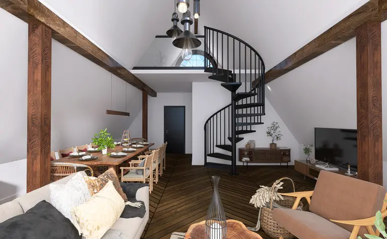 Wnętrze z spiralnymi schodami, drewnianym stołem i nowoczesnymi lampami w stylu industrialnym.
