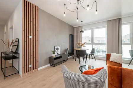 Wnętrze salonu w stylu industrialnym i minimalistycznym z brązowymi akcentami.