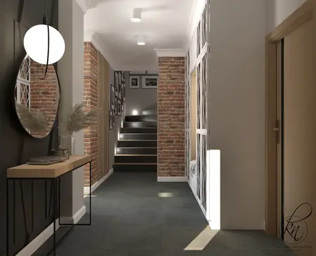 Korytarz rustykalny z ceglaną ścianą, lustrem i roślinami.