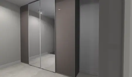 Garderoba z lustrzanymi drzwiami i szarymi ścianami w stylu japandi i minimalistycznym.