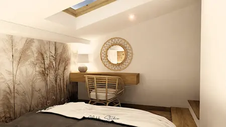 Wnętrze poddasza z biurkiem, lustrem i roślinnymi akcentami w stylu boho.