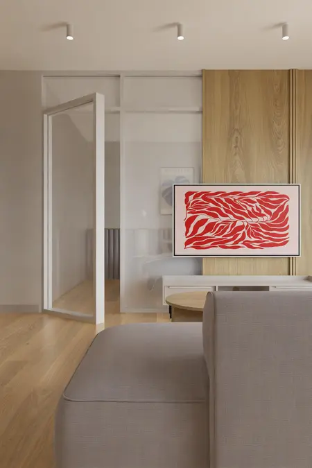 Wnętrze salonu w stylu japandi z szarym narożnikiem i drewnianymi elementami.
