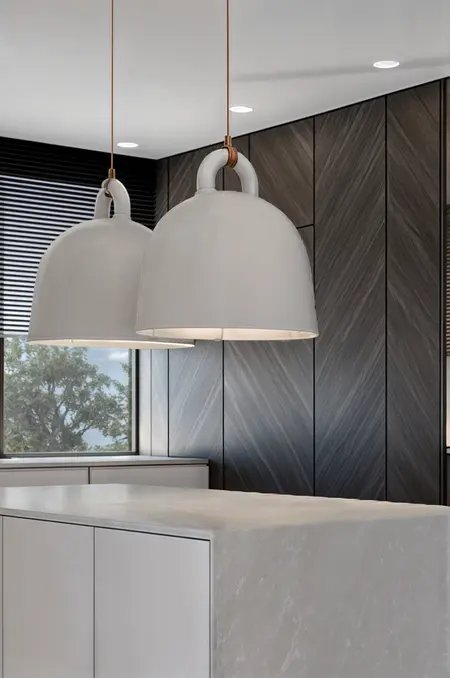 Wnętrze kuchni z białymi lampami, szarymi ścianami, minimalistyczny i nowoczesny design.