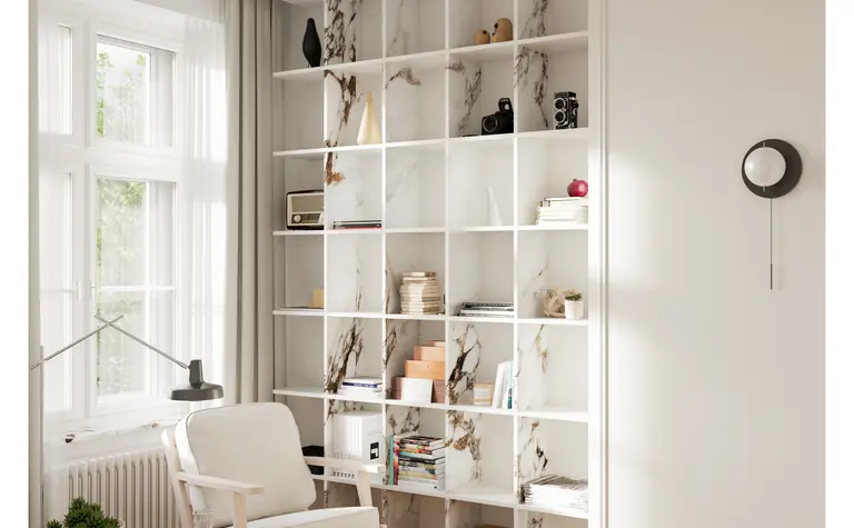 Wnętrze salonu w stylu soft minimalizm z białym regałem i marmurowymi akcentami.