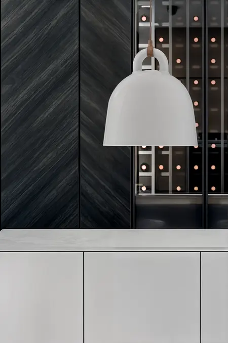 Wnętrze z minimalistyczną lampą w nowoczesnym stylu, skandynawski design.