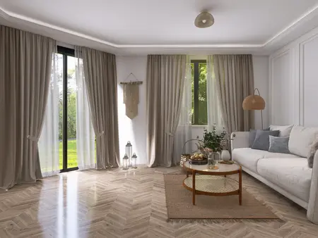 Wnętrze salonu w stylu prowansalskim z jasnymi zasłonami i roślinnymi detalami.