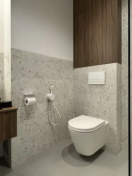 Nowoczesna łazienka w stylu boho, minimalistycznym i rustykalnym z drewnem i kamieniem.