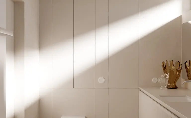 Minimalistyczna łazienka z jasnymi meblami i soft minimalizmem.