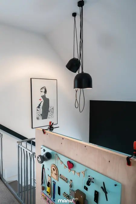Wnętrze z industrialnymi lampami i minimalistycznym panelem na ścianie, styl skandynawski.