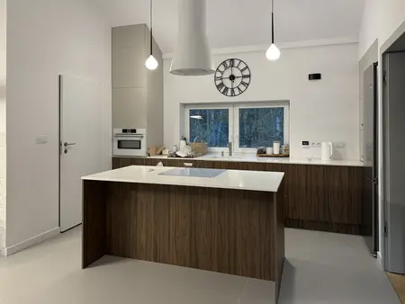 Nowoczesna kuchnia boho z drewnianymi akcentami, minimalistycznym designem i rustykalnymi detalami.