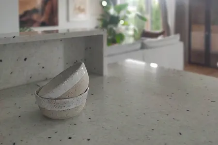 Kuchnia w stylu boho, japandi i minimalistycznym z ceramicznymi misami.