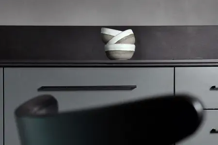 Minimalistyczna kuchnia w stylu boho i japandi z szarymi meblami.