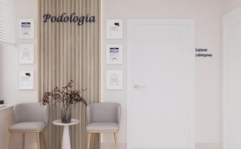 Wnętrze gabinetu podologii z minimalistycznym wystrojem i nowoczesnymi meblami.