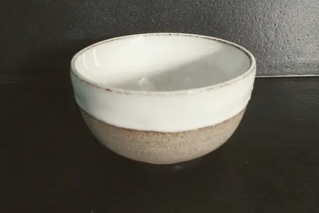 Miska ceramiczna w stylu boho, japandi i minimalistycznym z białym i brązowym wykończeniem.