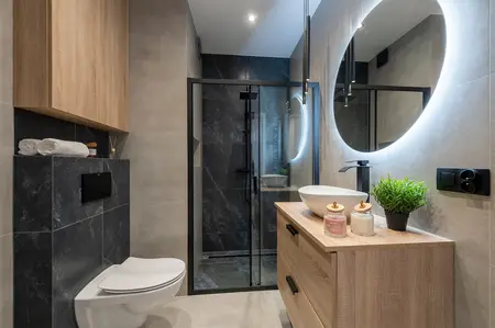 Nowoczesna łazienka w stylu industrialnym i minimalistycznym z drewnianymi meblami.