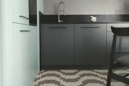 Kuchnia w stylu boho, japandi i minimalistycznym z szarymi meblami.