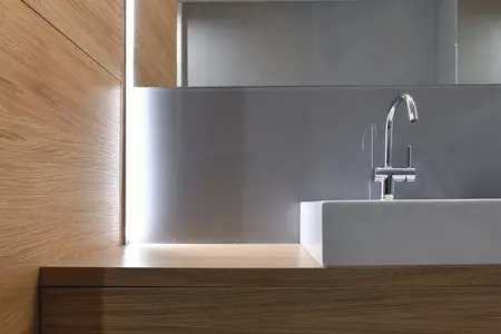 Nowoczesna łazienka w stylu boho, japandi i minimalistycznym z drewnianymi elementami.