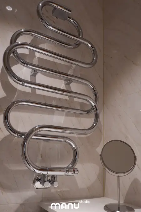 Designerska łazienka z chromowanym grzejnikiem i lustrem w tradycyjnym stylu.