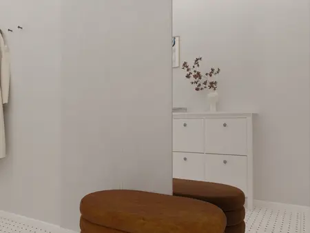 Minimalistyczne wnętrze z brązowymi siedziskami i białą komodą, styl vintage i współczesny.