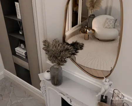 Wnętrze salonu w stylu minimaluxe z białym fotelem, dekoracjami i roślinnością.