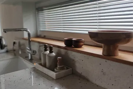 Minimalistyczna kuchnia w stylu boho i japandi z drewnianymi elementami.