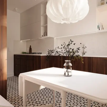 Eklektyczna kuchnia z białą wyspą i drewnianymi akcentami, w stylu quiet luxury.