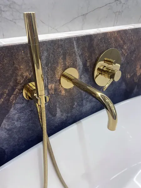 Wanna z złotymi detalami w łazience w stylu glamour, japandi i minimalistycznym.