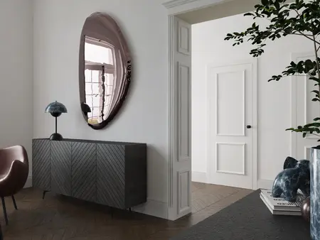 Wnętrze z lustrem w stylu art deco, eklektycznym i vintage, z drewnianymi akcentami.