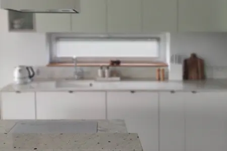 Kuchnia w stylu boho, japandi i minimalistycznym z białymi meblami.