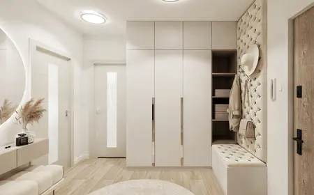 Przedpokój z jasnymi meblami, drewnianą podłogą, w stylu glamour i nowoczesnym.