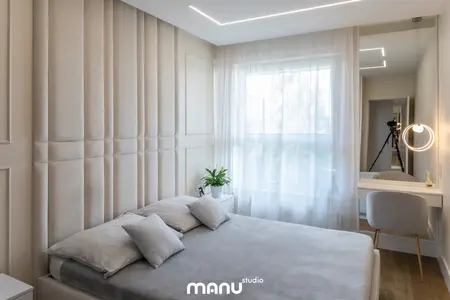 Wnętrze sypialni z jasnym wezgłowiem, rośliną, styl art deco, nowoczesny, quiet luxury, tradycyjny, współczesny.