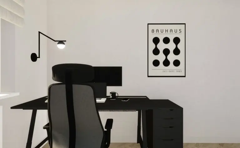 Gabinet w stylu japandi, minimalistycznym i skandynawskim z czarnym biurkiem.