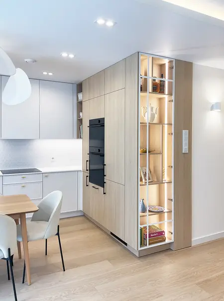 Kuchnia w stylu glamour, japandi i minimalistycznym z białymi meblami i drewnianymi detalami.