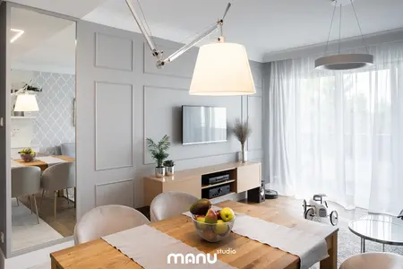 Wnętrze jadalni z elementami art deco, nowoczesnymi meblami i tradycyjnymi akcentami.