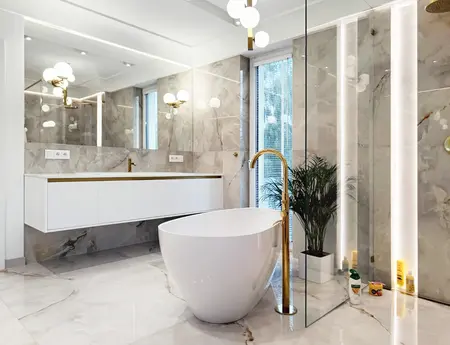 Nowoczesna łazienka glamour z białą wanną i złotymi detalami.