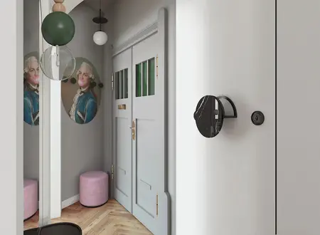 Przedpokój z różowym stołkiem, szarymi ścianami i grafiką dopamine decor.