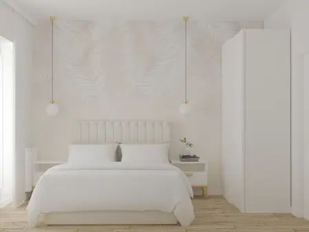 Minimalistyczna sypialnia w jasnych tonacjach z dużym łóżkiem, subtelną tapetą z motywem liści, białymi szafkami nocnymi i wiszącymi lampami z kulistymi kloszami. Przytulne wnętrze o spokojnym, nowoczesnym designie.